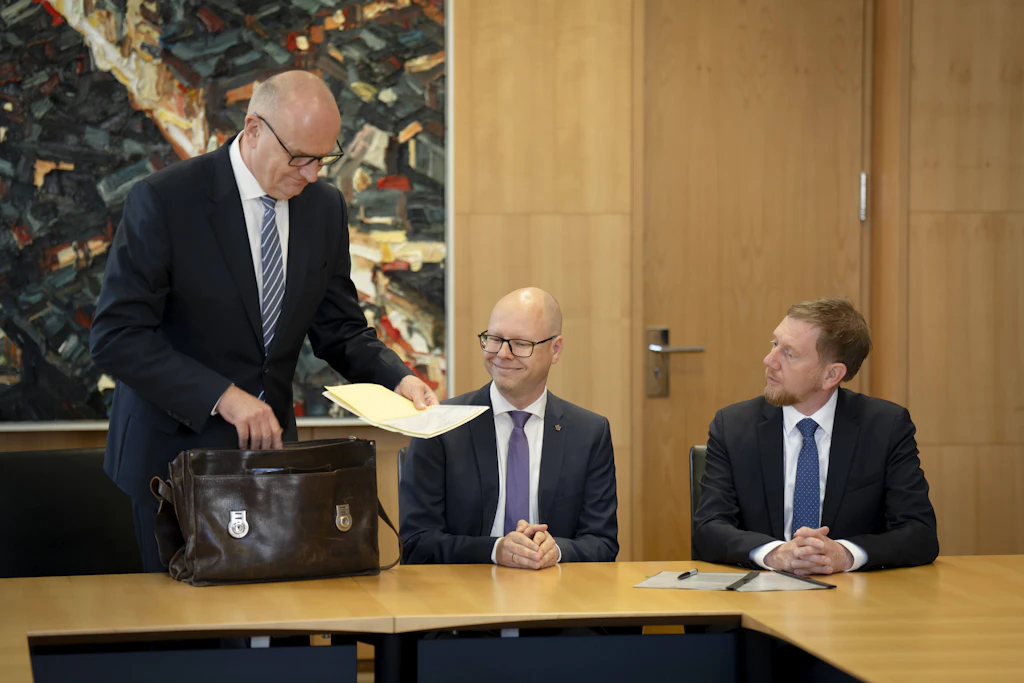 Dietmar Woidke (damals Ministerpräsident von Brandenburg), Dawid Statnik (Vorsitzender der Domowina) und Michael Kretschmer (Ministerpräsident von Sachsen, v.l.) nach der Unterzeichnung einer Vertrages zur Finanzierung der Stiftung für das sorbische Volk im Juni 2025