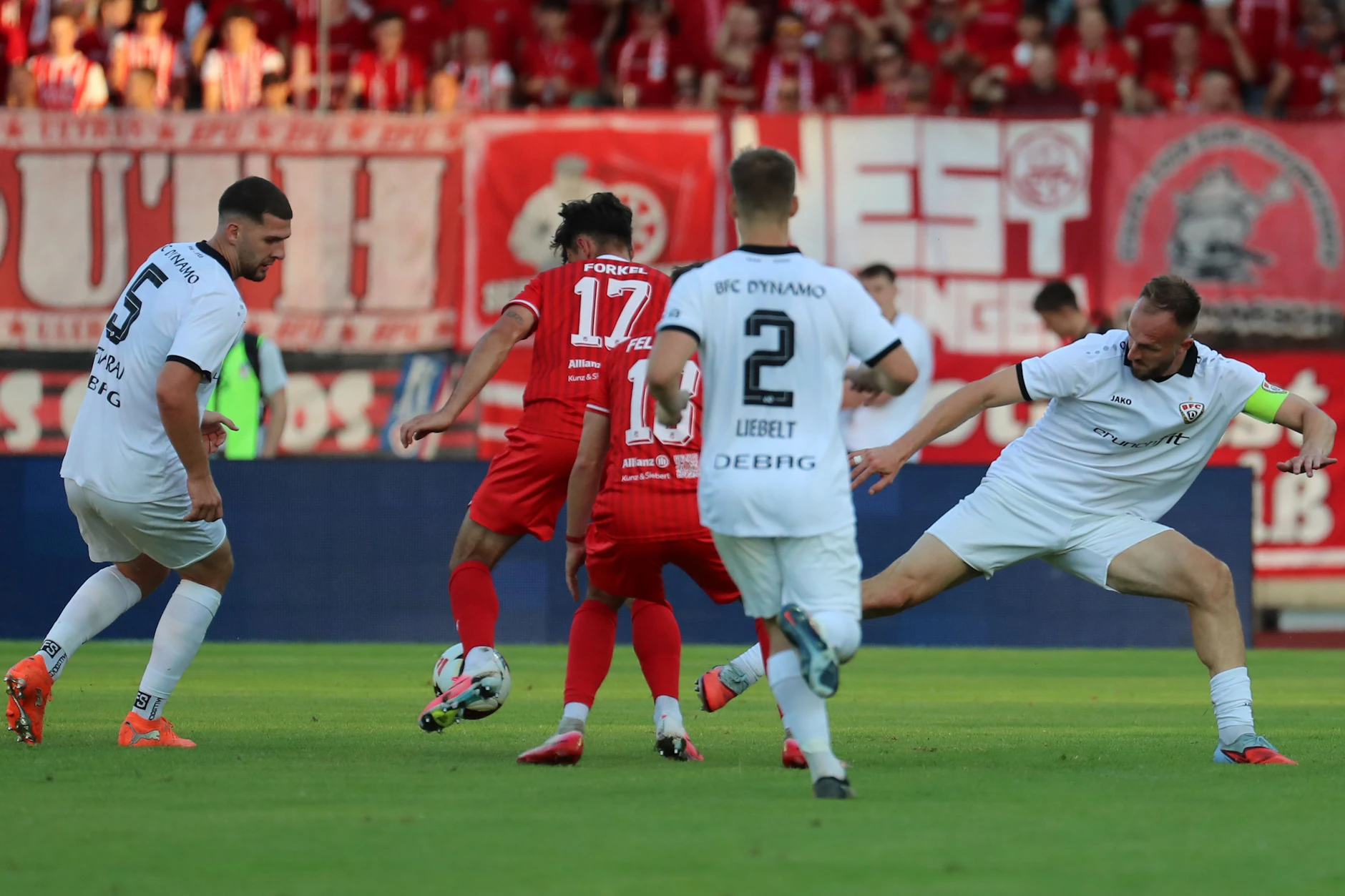 Die BFC-Abwehr um Viktor Miftaraj (l.), John Liebelt und Tobias Gunte (r.) war in Erfurt nicht gerade ein Bollwerk.
