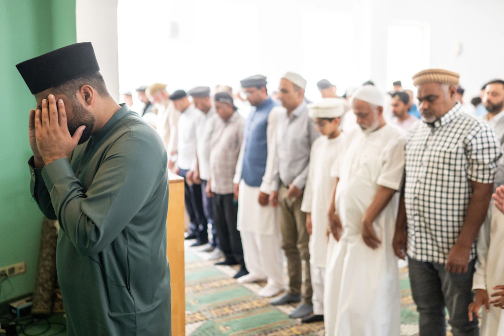 Imam Scharjil Khalid (l.) führt in der Khadija-Moschee das Freitagsgebet. Schwerpunktthema der Predigt sind nach dem Anschlag am Rande des Christopher Street Day (CSD) in Berlin Islamismus und die Verantwortung muslimischer Gemeinschaften im Umgang mit Extremismus.