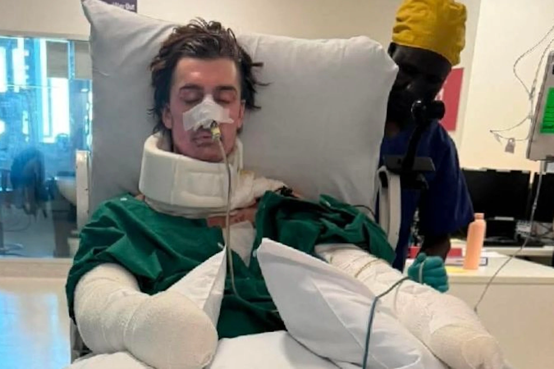 Der Australier Lachie Perrem (25) in der Klinik. Er hat nach der Explosion eines Saugroboters schwerste Verbrennungen überall am Körper erlitten.