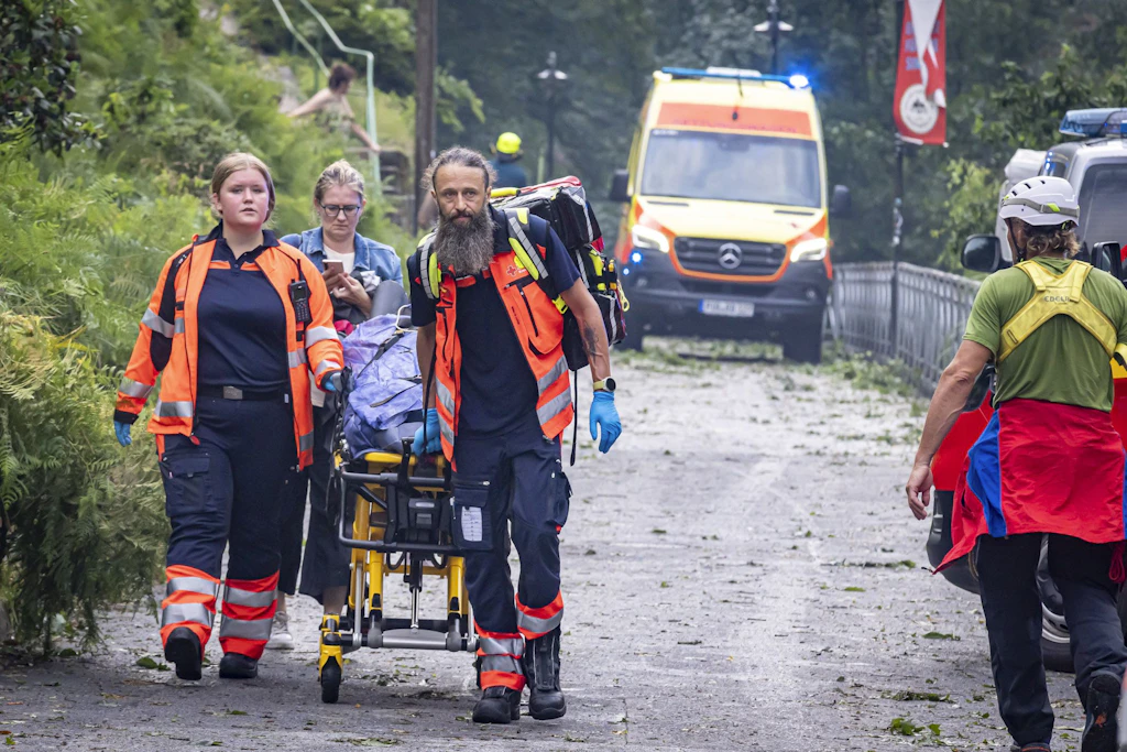 Bergwacht und Rettugskräfte bargen am Freitagabend ein Dutzend Verletzte und einen Toten in Rathen