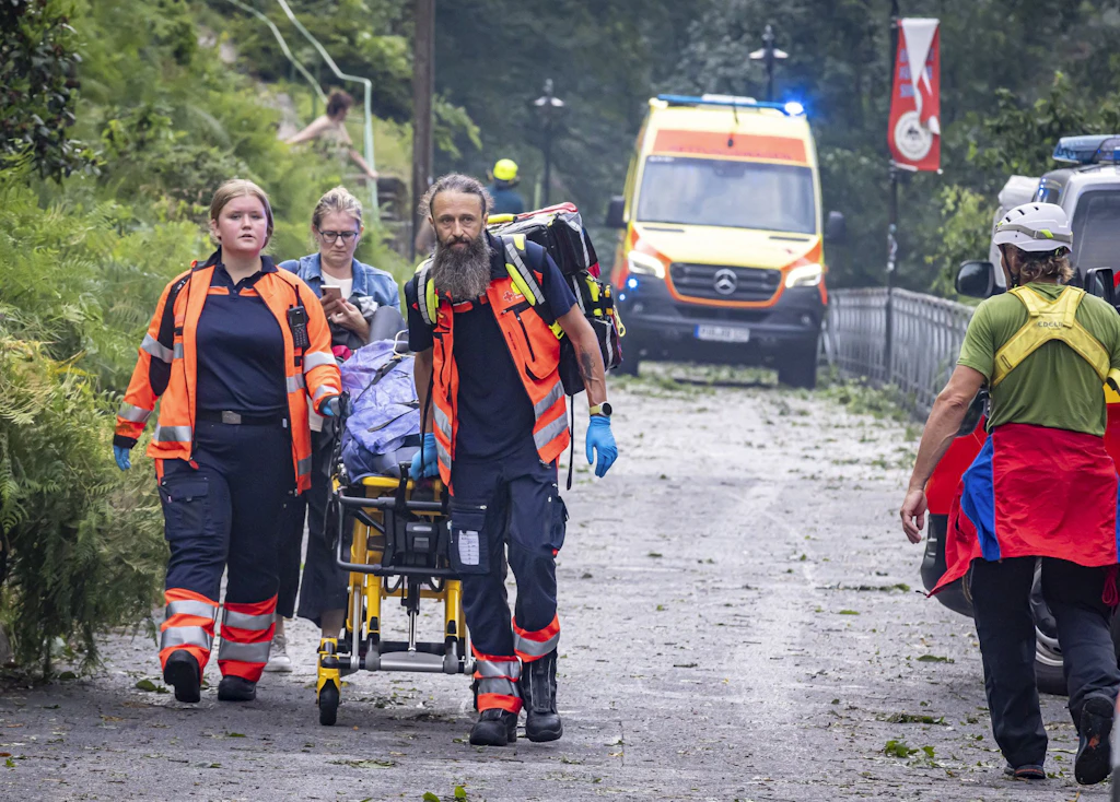 Ein Toter, drei Schwerverletzte bei Wirbelsturm in Touristen-Hochburg – Wald gesperrt