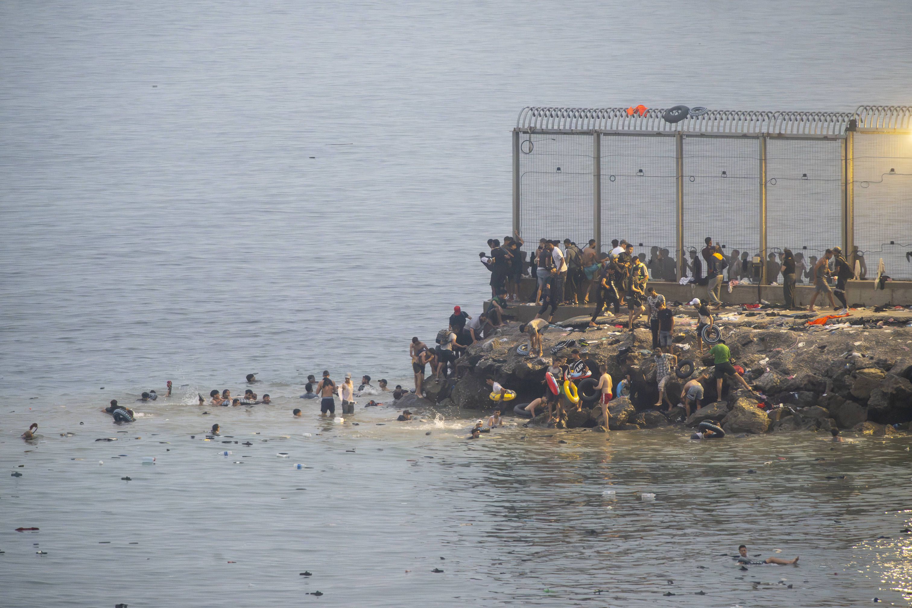 „Ein Scheitern der Politik“: Spanische Presse zum Migrantensturm auf Ceuta