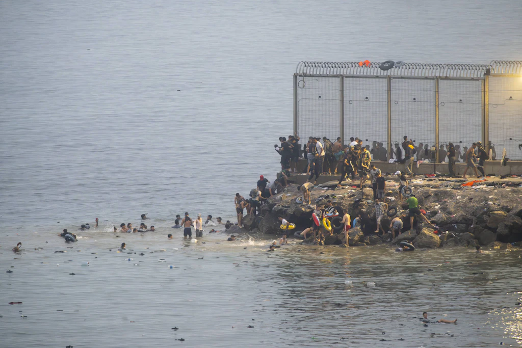 „Ein Scheitern der Politik“: Spanische Presse zum Migrantensturm auf Ceuta