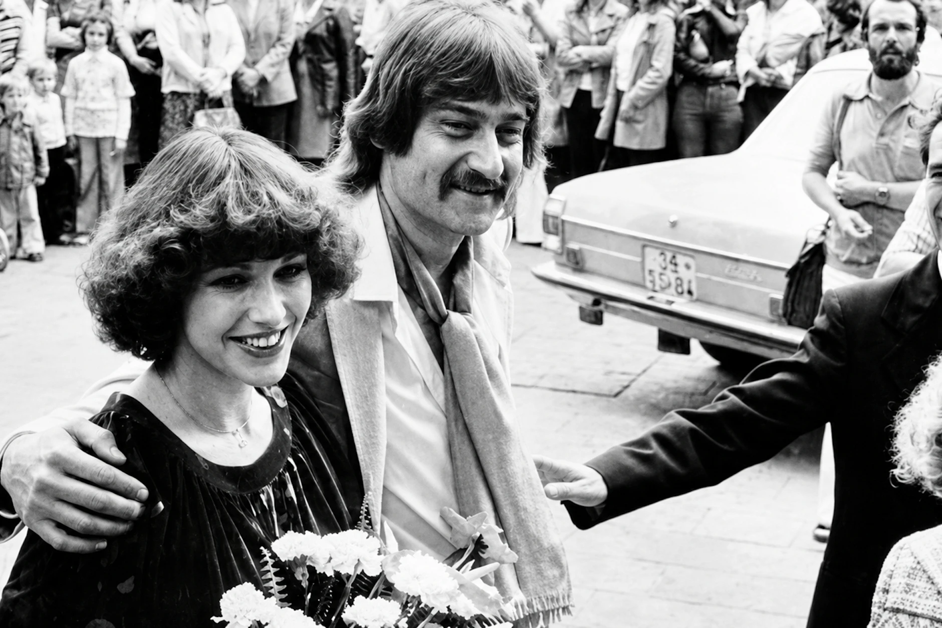 Puhdy-Sänger Dieter Birr und seine Silvia auf den Weg zum Standesamt in Neubrandenburg am 1. August 1979.