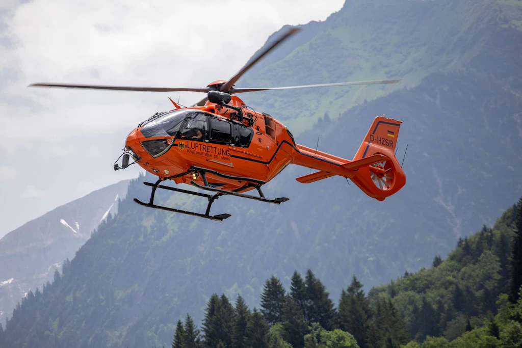 Ein Rettungshubschrauber im Anflug auf ein Alpental. In Österreich kostet die Flugminute rund 100 Euro. (Symbolbild)