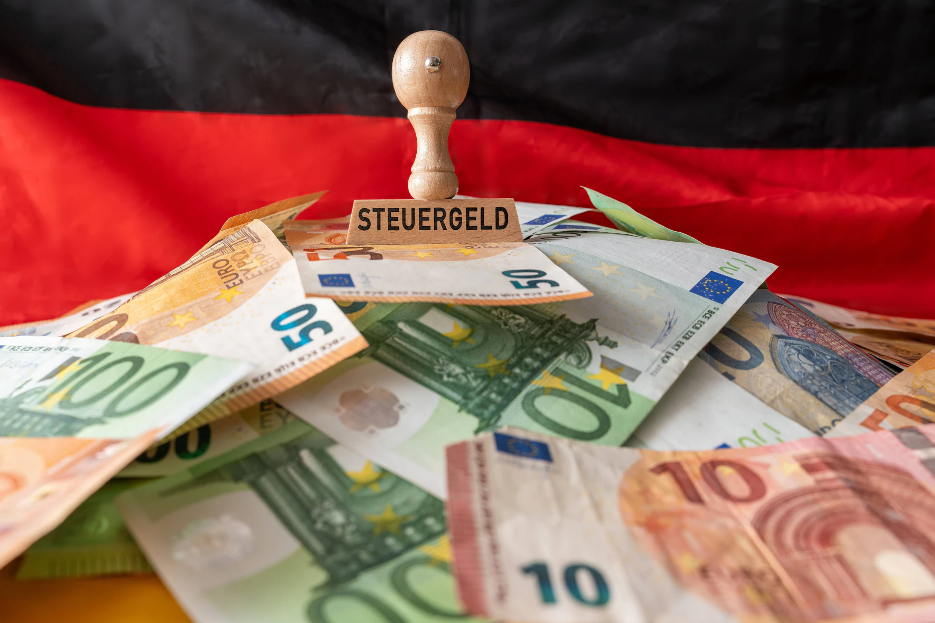 Ein hohes Alter befreit nicht von der Steuer. Das ist im Gesetz nicht vorgesehen.