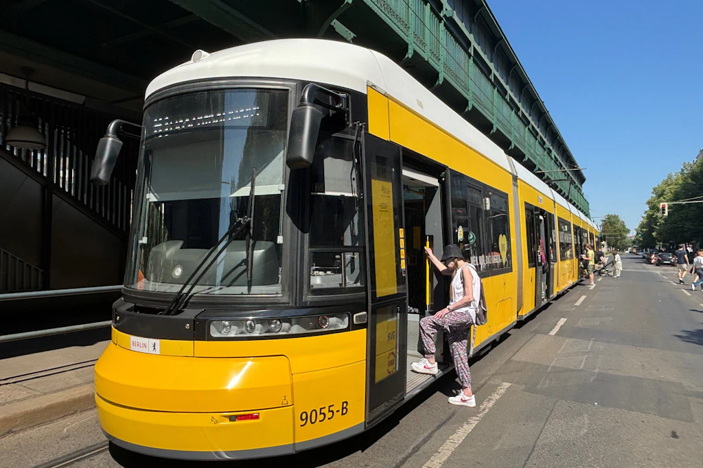 Einsteigen, bitte! Eine Straßenbahn der Linie M1 hält am S- und U-Bahnhof Schönhauser Allee. Auch hier wird die Strecke unterbrochen.