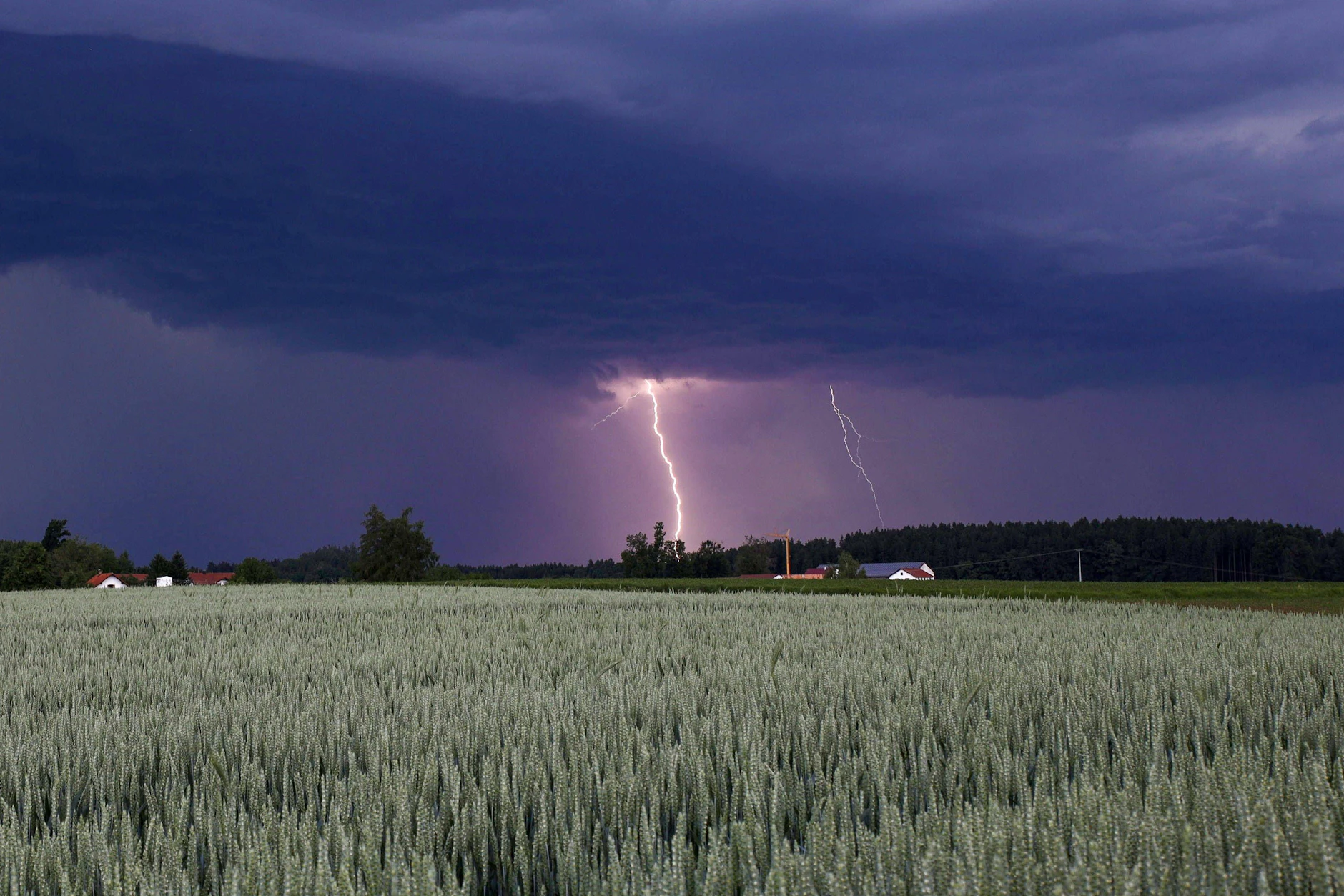 Der Osten ist von Gewitter sowie Hitze besonders betroffen.