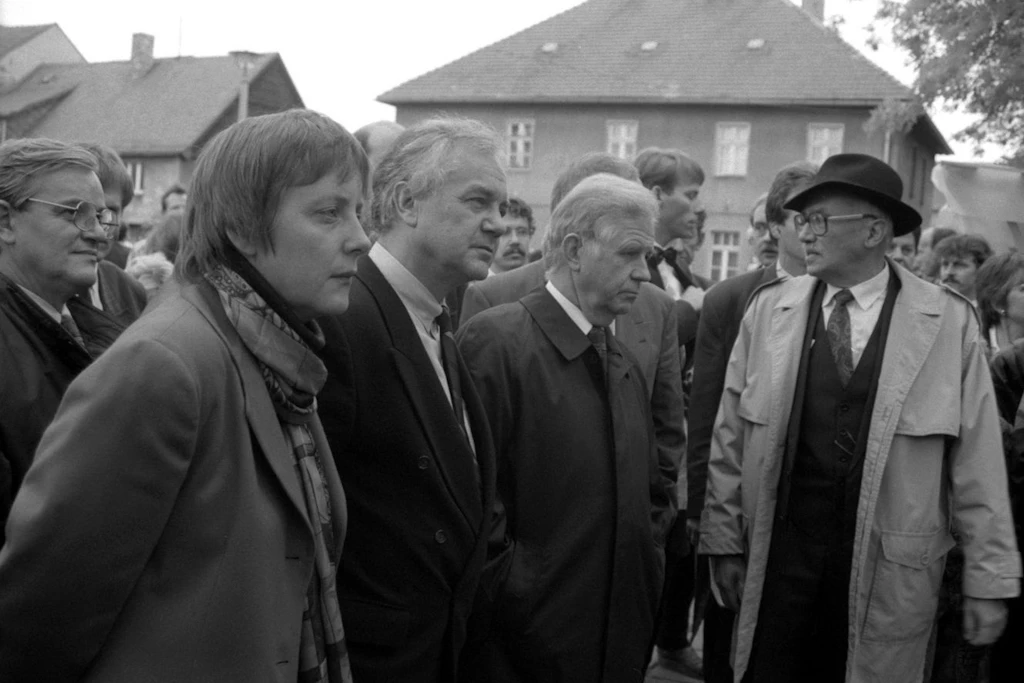 19. Oktober 1991: Stiftungsgründung in Lohsa mit Erich Iltgen, Angela Merkel, Manfred Stolpe, Kurt Biedenkopf, Jan Pawoł Nagel (v.l.)