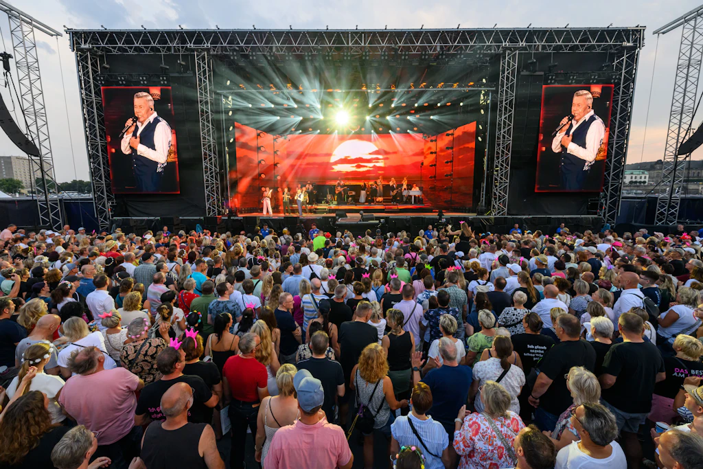 Schlagersänger Roland Kaiser steht beim Auftaktkonzert der „Kaisermania 2026“ bei den Filmnächten am Elbufer auf der Bühne.