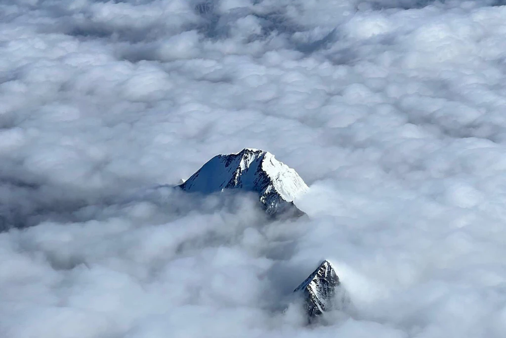 Der Broad Peak ragt aus der Wolkendecke im Karakorum.