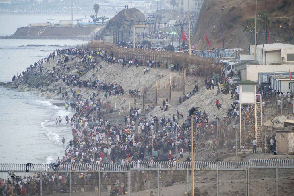 Tausende Menschen drängen entlang der Küste über die Grenze in die spanische Exklave Ceuta. Die Grenzanlagen waren zeitweise völlig überlastet.