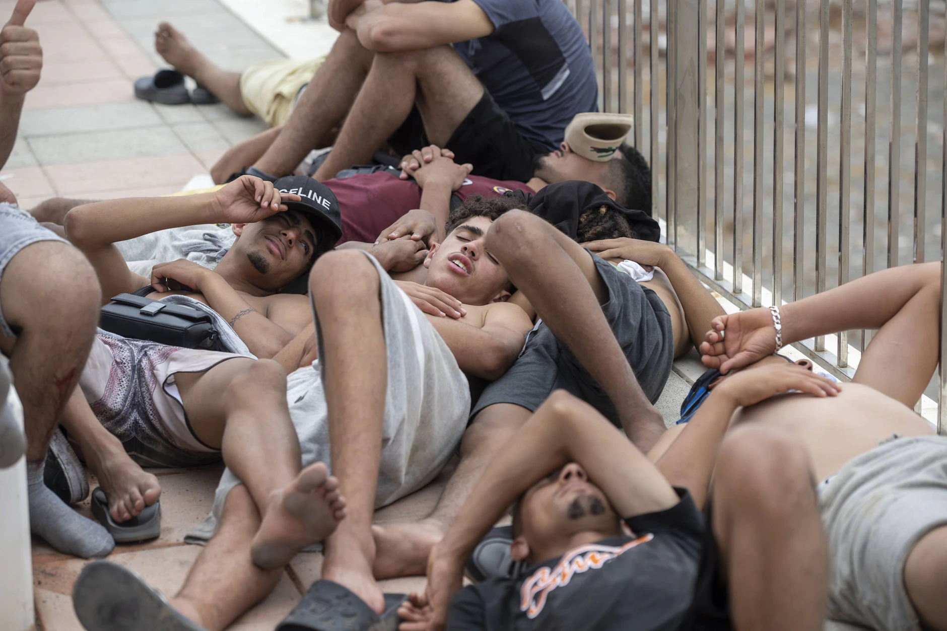 Menschen liegen nach der Ankunft in Ceuta erschöpft auf den Straßen: Der Sturm auf Ceuta stürzte die Exklave in unhaltbare Zustände. Innerhalb von 24 Stunden kamen zwischen 50.000 und 60.000 Menschen aus Marokko. Zur genauen Zahl gibt es unterschiedliche Angaben.