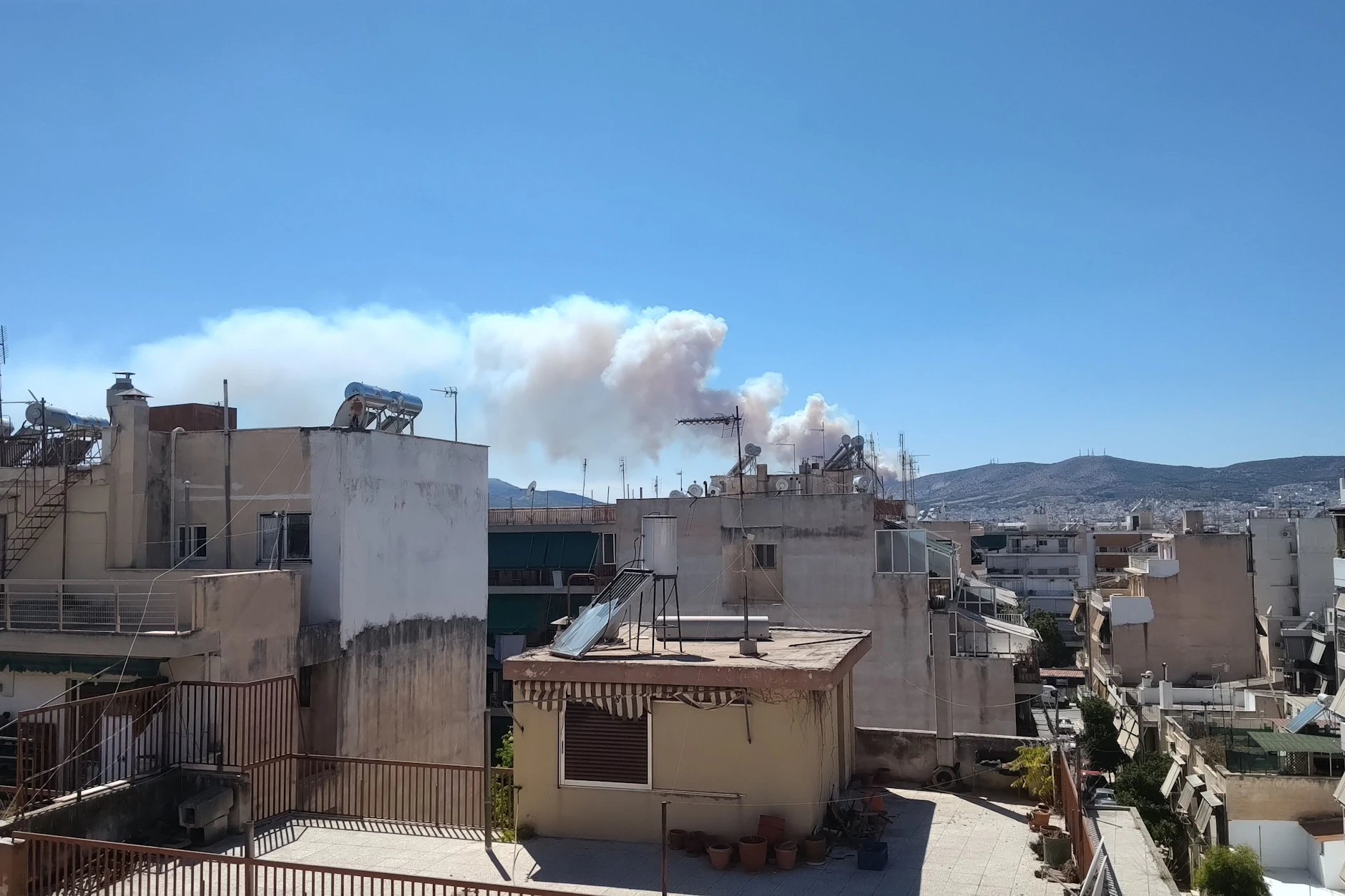 Dicke Rauchschwaden eines Waldbrandes steigen im Westen der griechischen Hauptstadt Athen auf. Große Waldbrände halten die Einsatzkräfte in Griechenland weiter in Atem. In Athen ist es in den kommenden Tagen bis zu 39 Grad heiß.