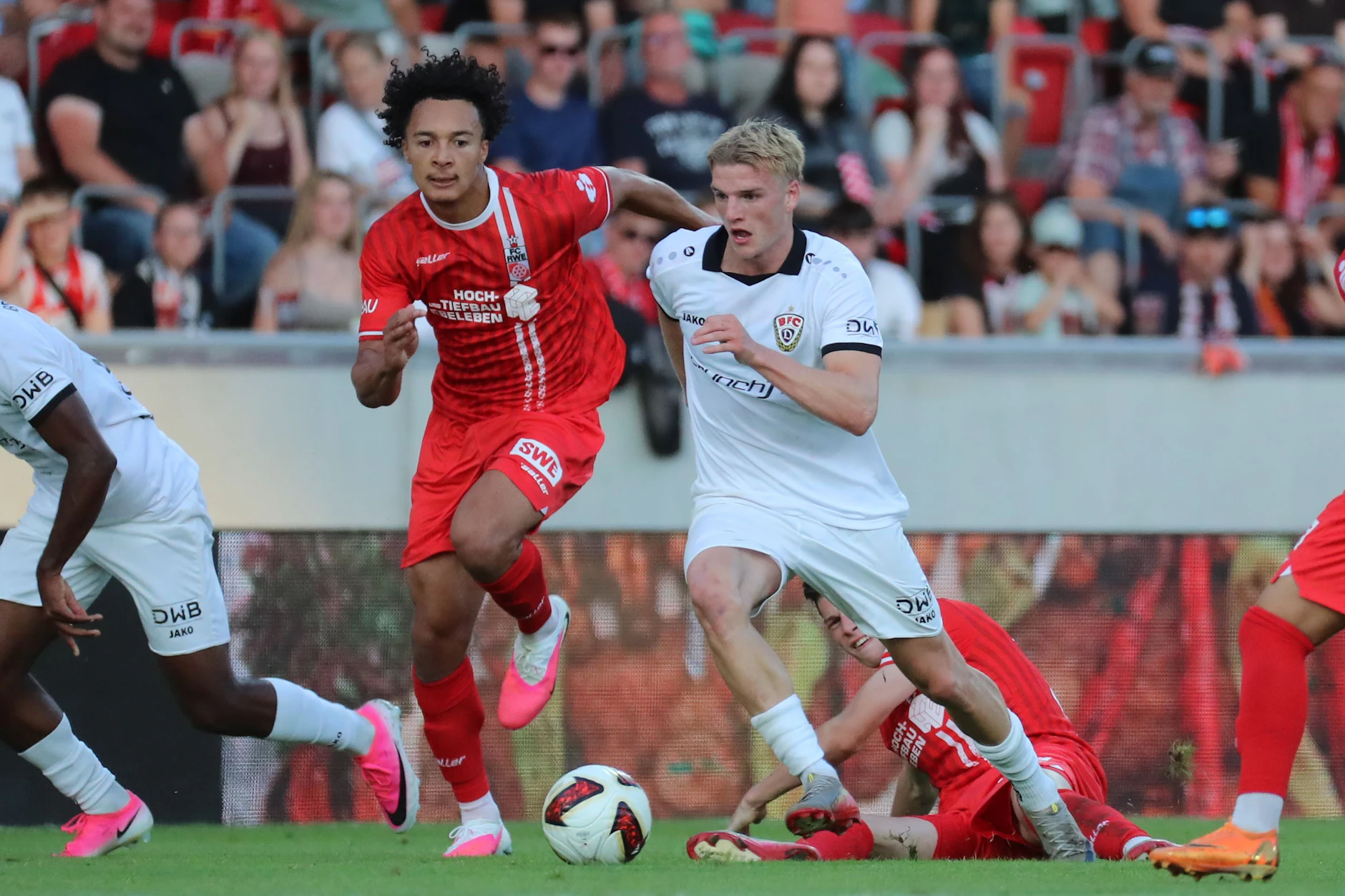 Levin Mattmüller (r.) war nicht nur wegen seines Tores zum 1:4 einer von nur wenigen Lichtblicken beim BFC Dynamo beim 1:4 bei Rot-Weiß Erfurt.