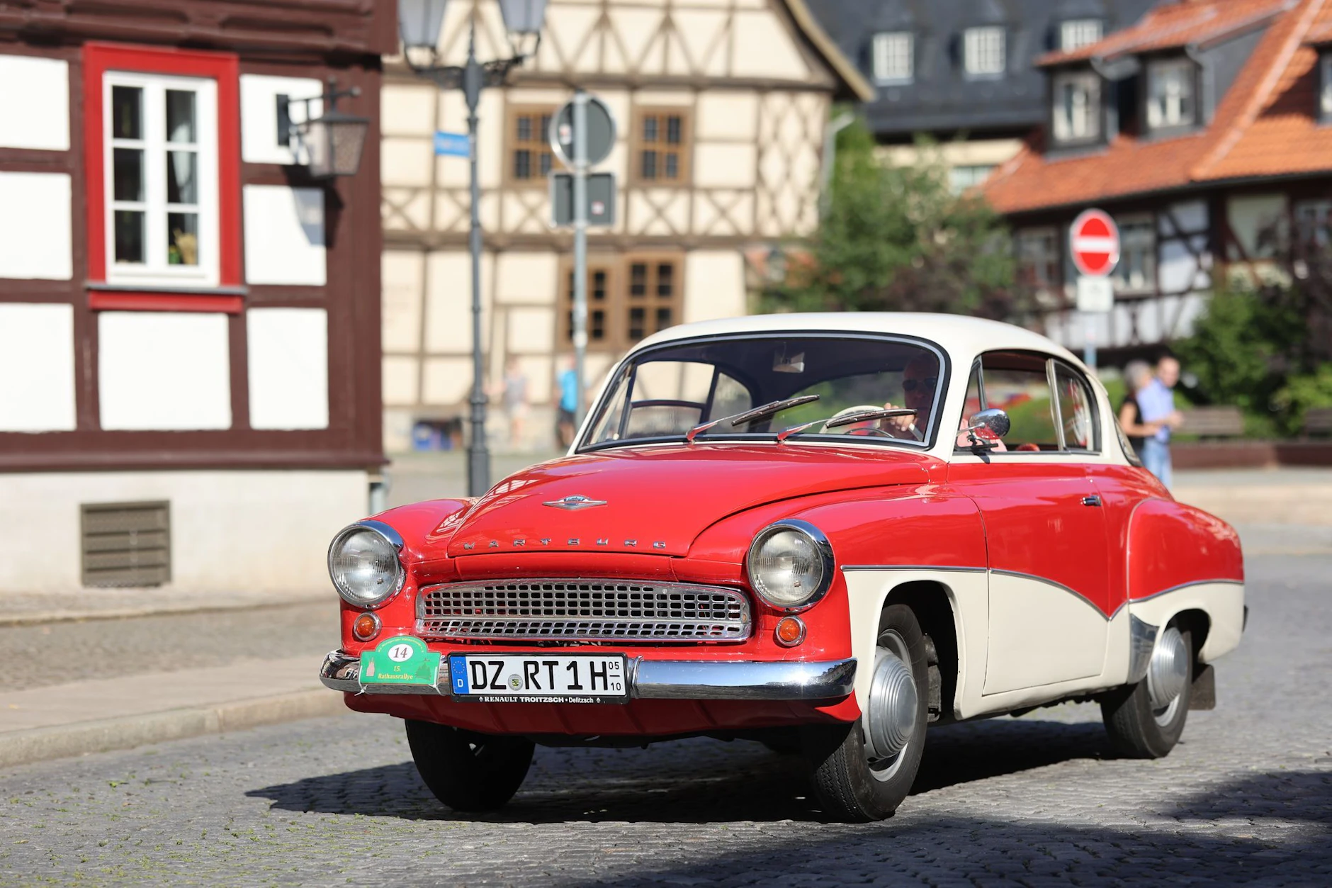 Viele restaurierte DDR-Oldtimer wie dieser Wartburg 353 sind auf deutschen Straßen noch unterwegs und ziehen viele Blicke auf sich.