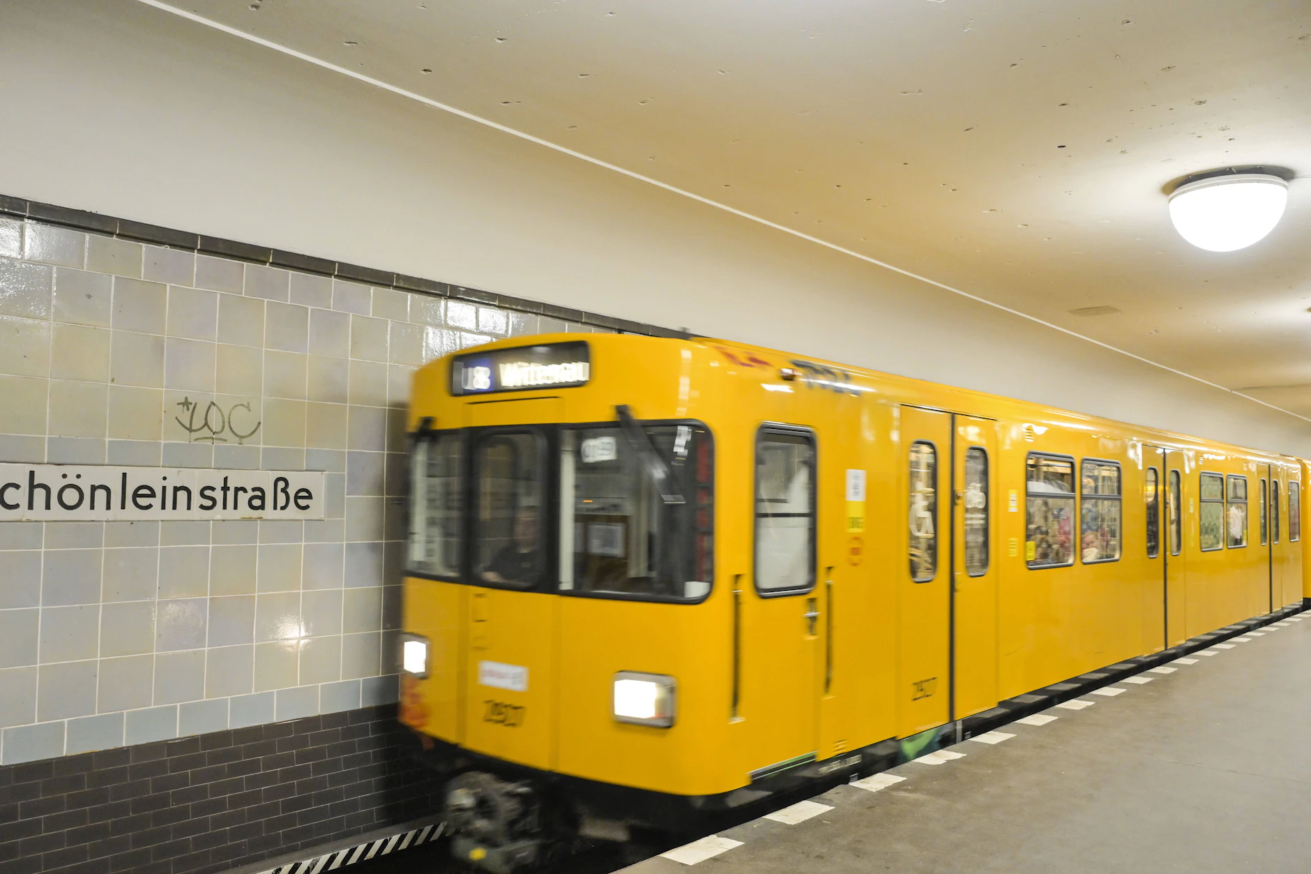 Das ist eine der U-Bahnen der Baureihe A3L92, die aus dem „Westen“ stammt und ebenfalls ausgemustert wird – noch vor der DDR-Bahn.