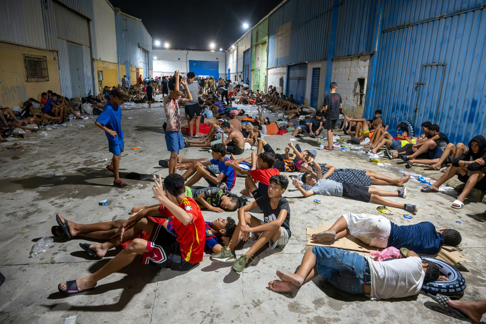 Dutzende Migranten, die die Grenze zwischen Ceuta und Marokko überquert haben, schliefen auf den Straßen.