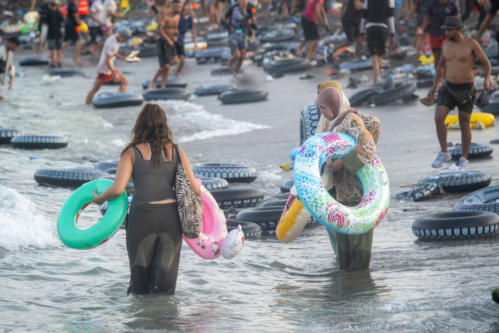 Migranten stehen im Wasser beim Versuch, die Grenze zwischen Ceuta und Marokko zu überqueren.