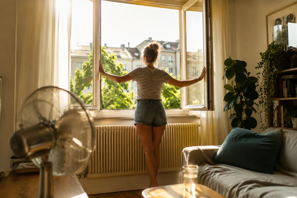 Wer hätte das gedacht: Die Luftqualität im Raum verbessert sich durchs Stoßlüften auch im Hochsommer.