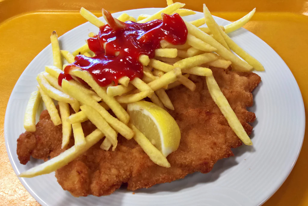 Boomer-Lieblingsspeise: Schnitzel Wiener Art mit Pommes