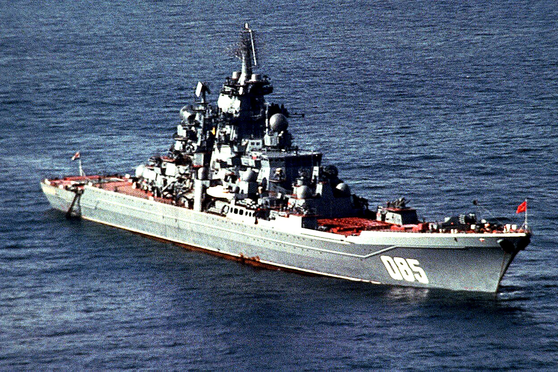 Das Schiff wurde schon 1988 in Dienst gestellt und hieß bis 1992 „Kalinin“ (Foto). In den vergangenen Jahren wurde es für mehrere Milliarden Euro umgebaut.