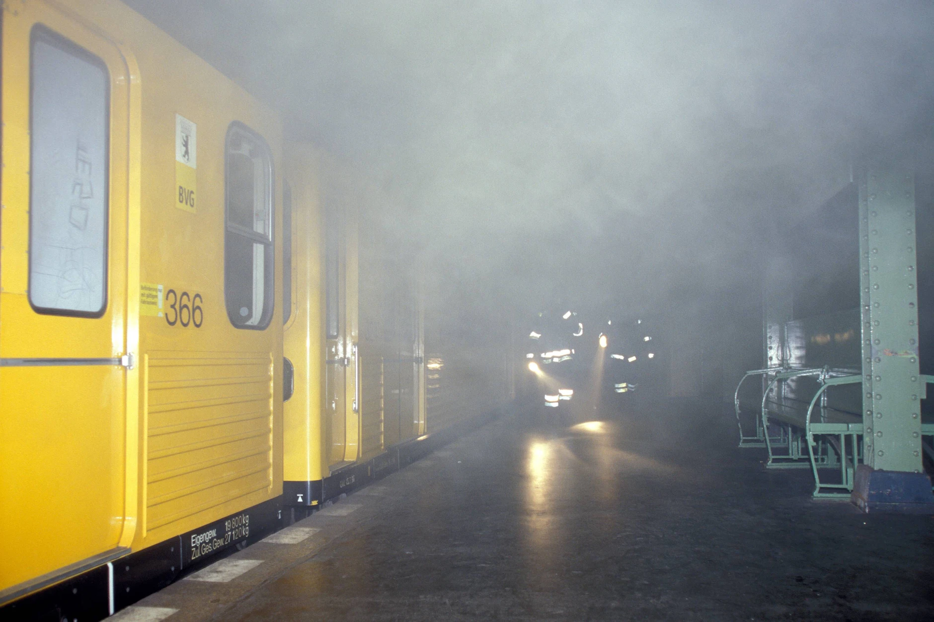 Am 8. Juli 2000, mitten in der Love Parade, brannte im U-Bahnhof Deutsche Oper ein GI-Zug aus.