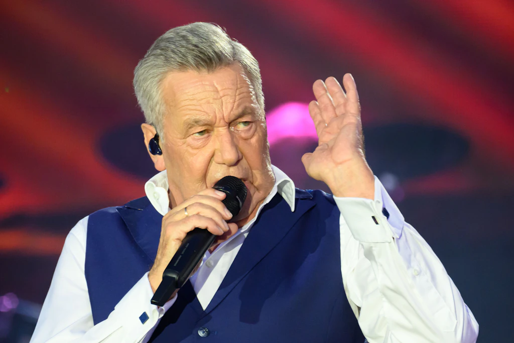 Schlagersänger Roland Kaiser steht beim Auftaktkonzert der „Kaisermania 2026“ bei den Filmnächten am Elbufer auf der Bühne.