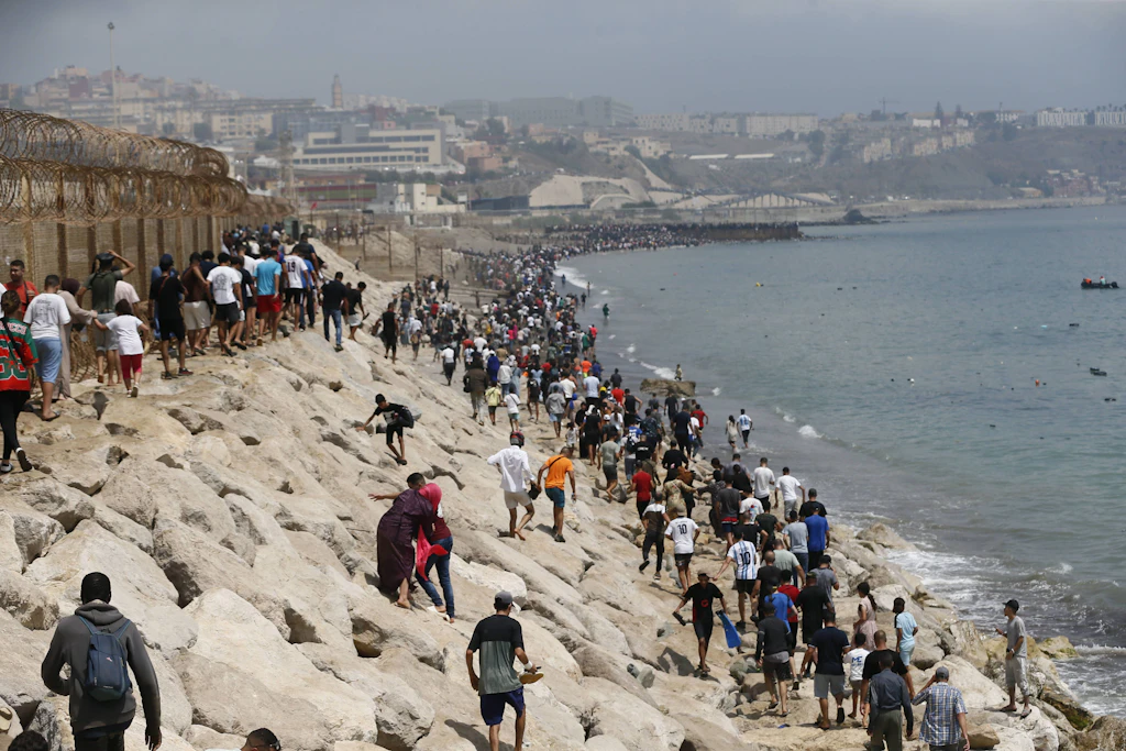 Tausende Menschen ziehen am 30. Juli entlang der Küste in Richtung der Grenze zur spanischen Exklave Ceuta. Die Menschenkolonne erstreckte sich nach Angaben der Fotoagentur über rund fünf Kilometer.
