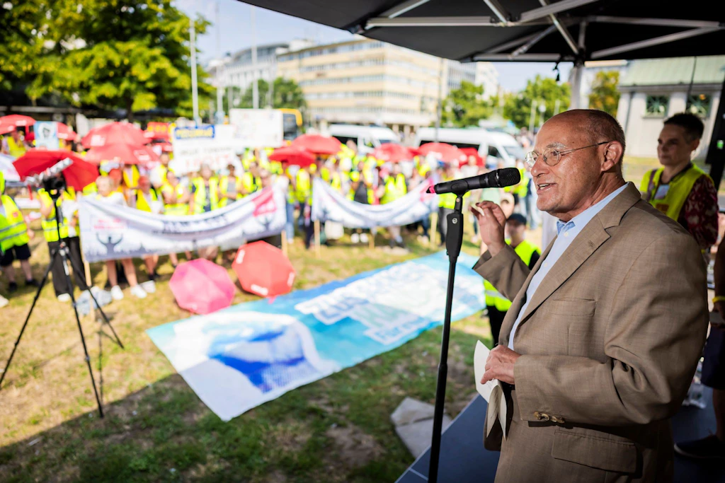 Gregor Gysi attackiert Bundesregierung bei Verdi-Kundgebung: „Der Sozialstaat wird kaputt gemacht“