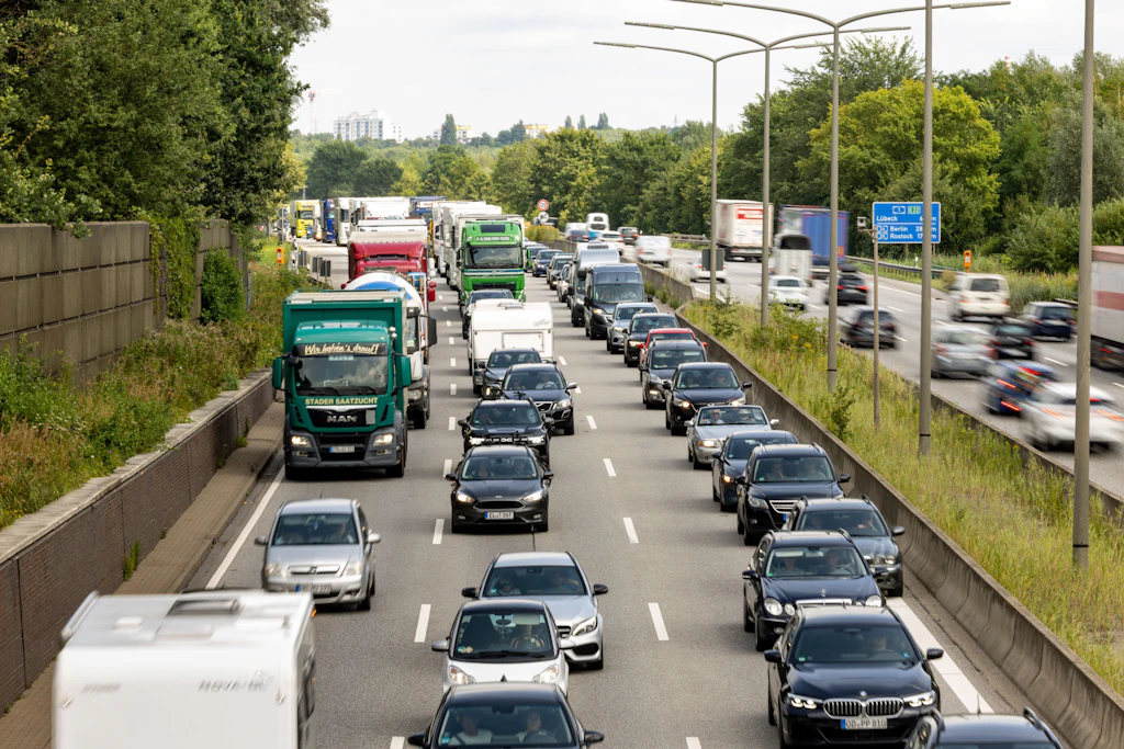 Zwei Bundesländer setzen das Sonntagsfahrverbot für bestimmte Lkw-Transporte aus.