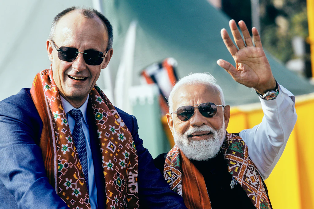 Bundeskanzler Friedrich Merz und Indiens Premierminister Narendra Modi bei der Eröffnung des Internationalen Drachenfestivals in Ahmedabad.