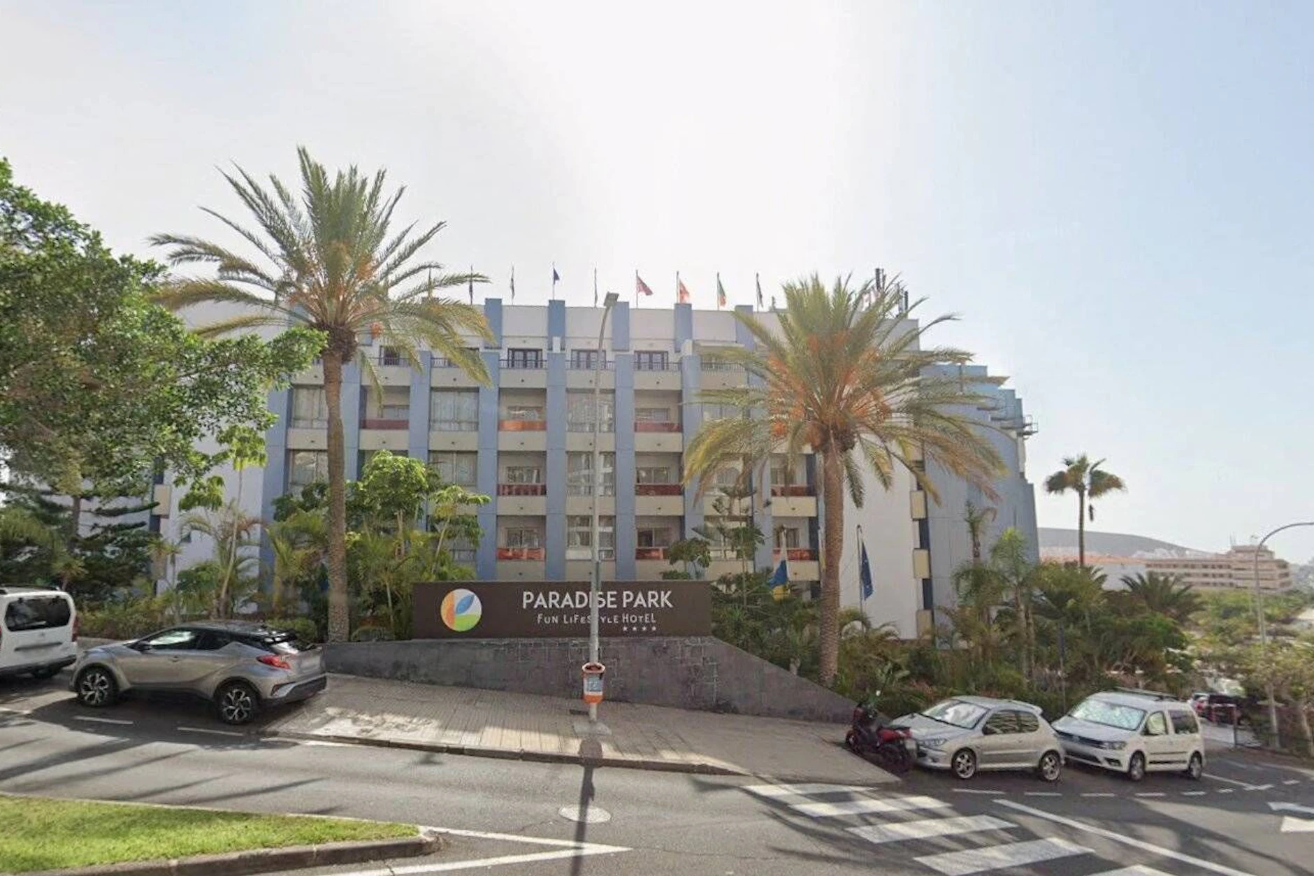 Die Szenen ereigneten sich in diesem Hotel auf Teneriffa. Im Paradise Fun Park Fun Lifestyle Hotel auf der beliebten Ferieninsel schicken Eltern ihre Kinder in den Kampf um Liegen am Pool.