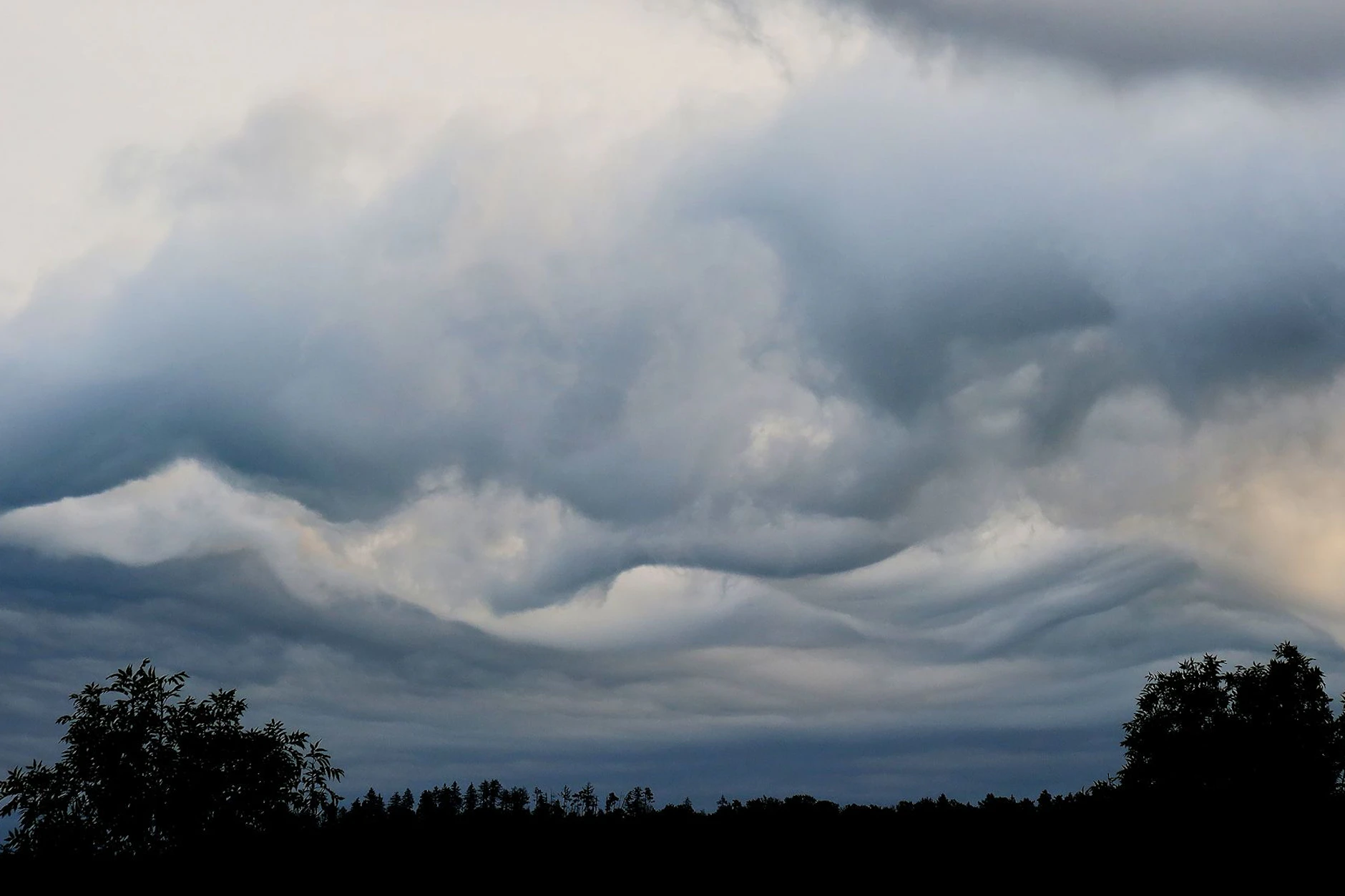 Asperitas-Wolken sehen von unten aus wie ein tosendes Meer. 