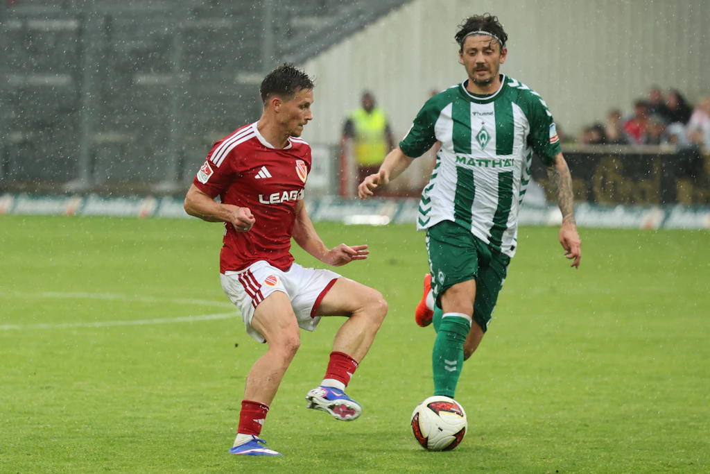 War zur Saisoneröffnung von Energie schon mal in Cottbus: Werder-Stürmer Dawid Kownacki (r.).