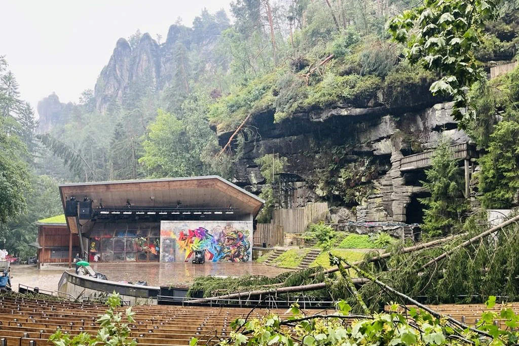 Bäume krachten direkt auf die Felsenbühne und in den Zuschauerbereicht