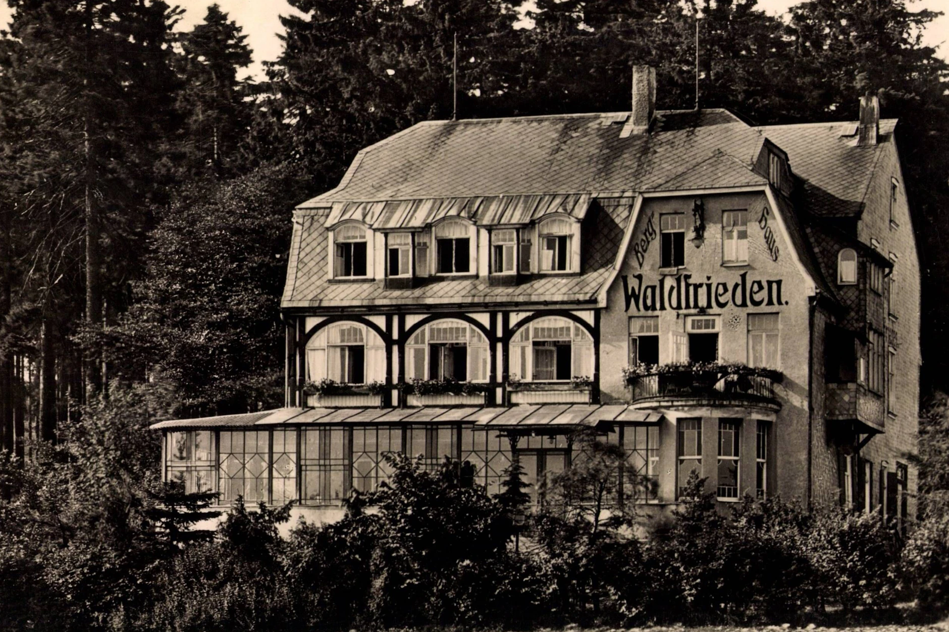 Das ehemalige Hotel Waldfrieden in Masserberg am Rennsteig wurde zum Stasi-Ferienheim, allerdings entschied man sich in den 1970er-Jahren für einen Neubau, weil das Haus schon sehr in die Jahre gekommen war.