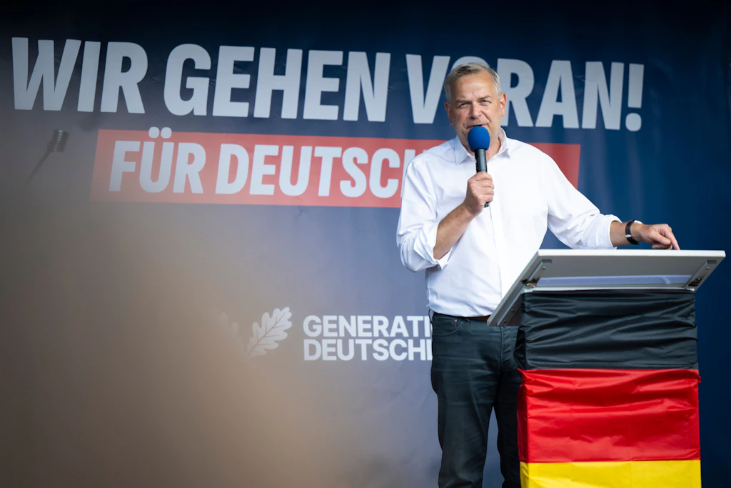 Leif-Erik Holm, Vorsitzender der AfD in Mecklenburg-Vorpommern, hielt auf der Kundgebung der Generation Deutschland die erste Rede. Er will Ministerpräsident von Mecklenburg-Vorpommern werden.
