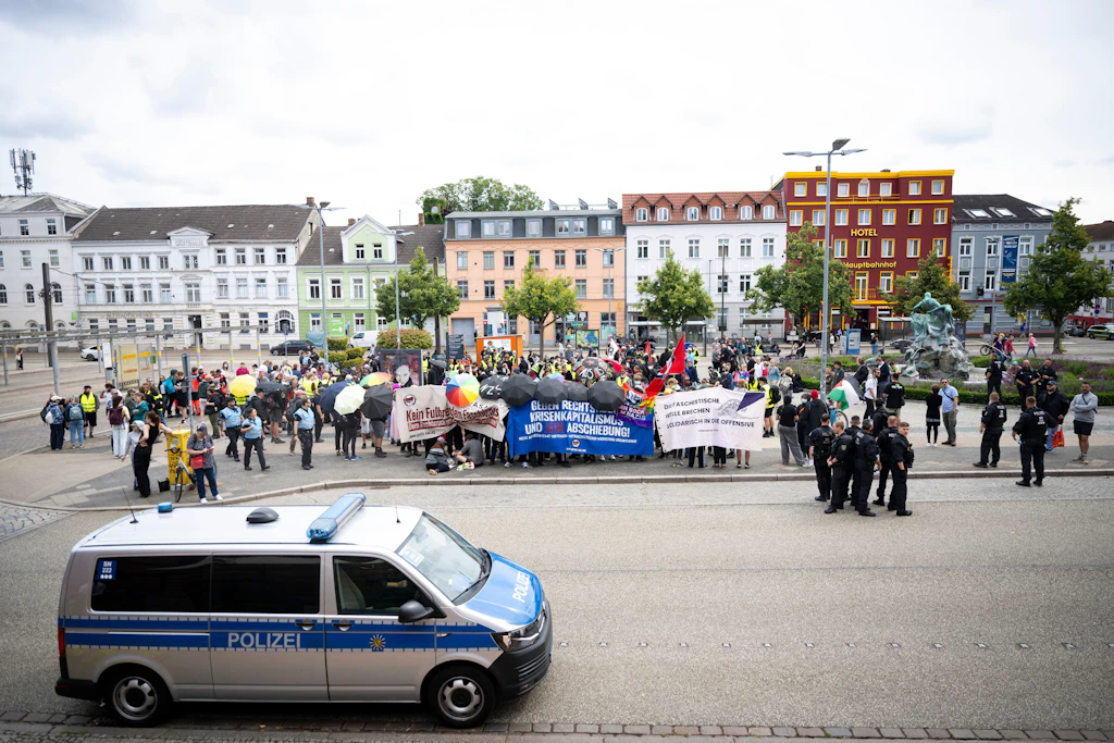 Zahlreiche Gegendemonstranten versammeln sich vor dem Schweriner Hauptbahnhof.