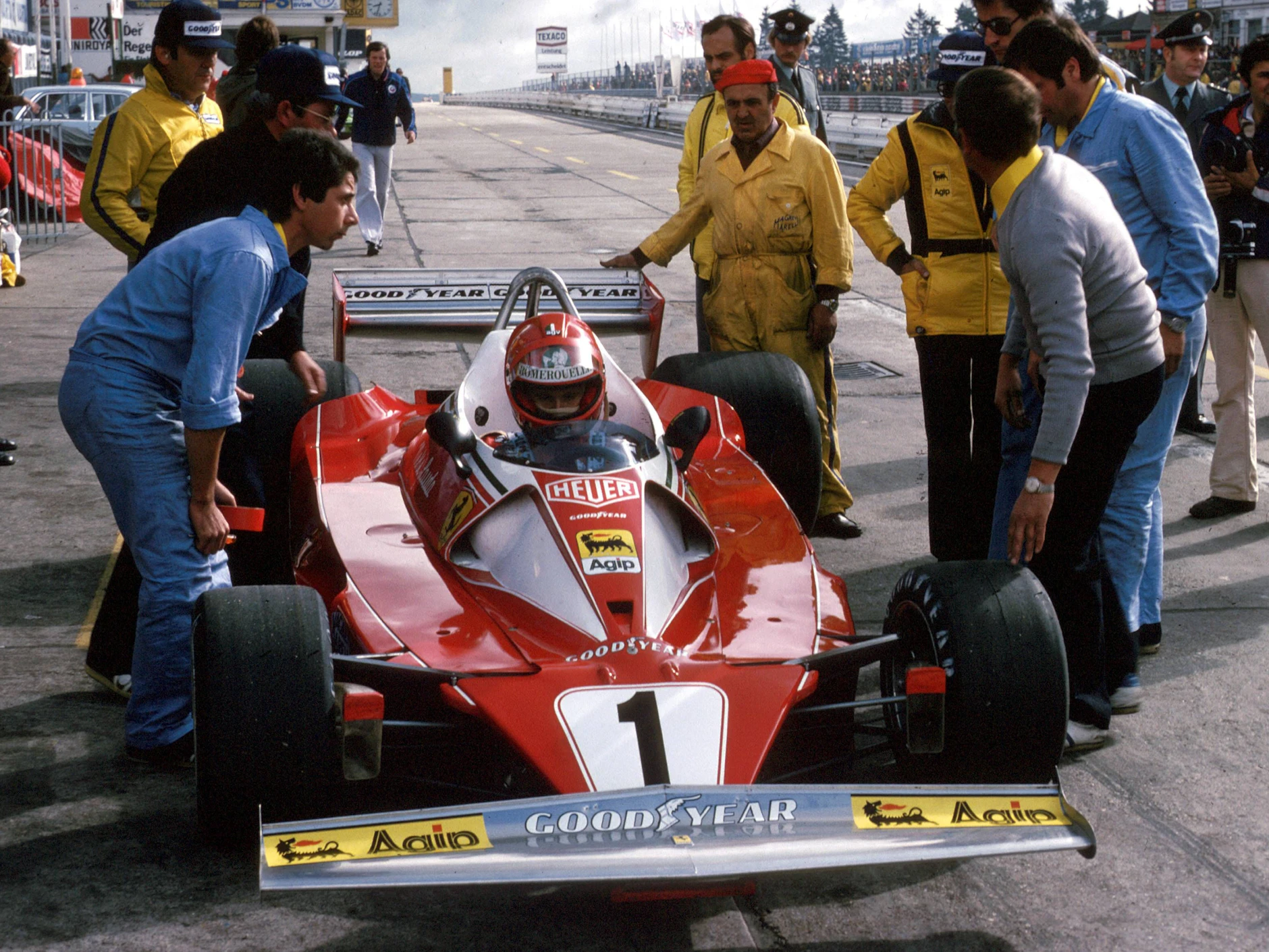 Niki Lauda in seinem Ferrari in der Boxengasse. Nur 42 Tage nach dem Feuerunfall am Nürburgring startete er wieder in Monza.