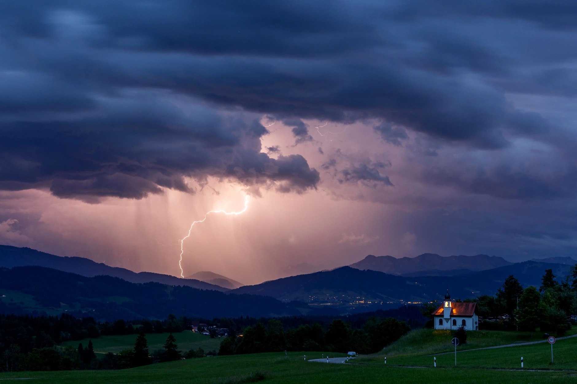 Schon in der Nacht zum Samstag gab es in Teilen Deutschlands Gewitter und Unwetter.