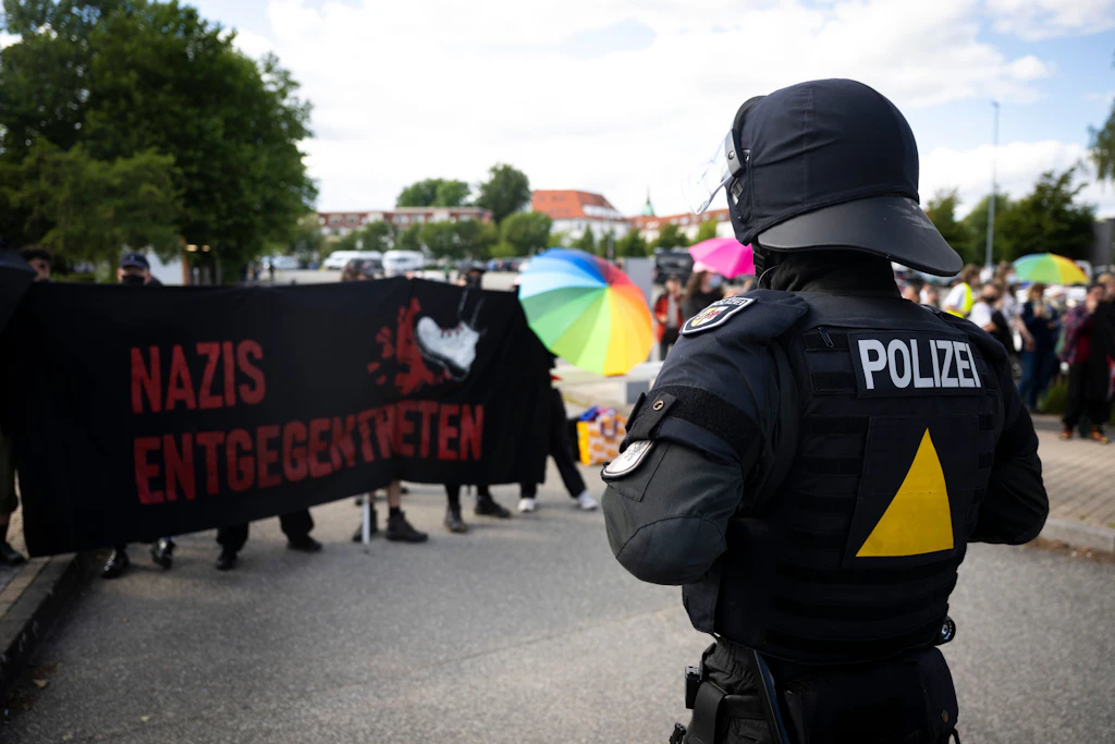 Etwa 460 Gegendemonstranten stellten sich den rund 420 AfD-Anhängern entgegen. Abgesichert wurden Kundgebung und Protest von 450 Polizisten.