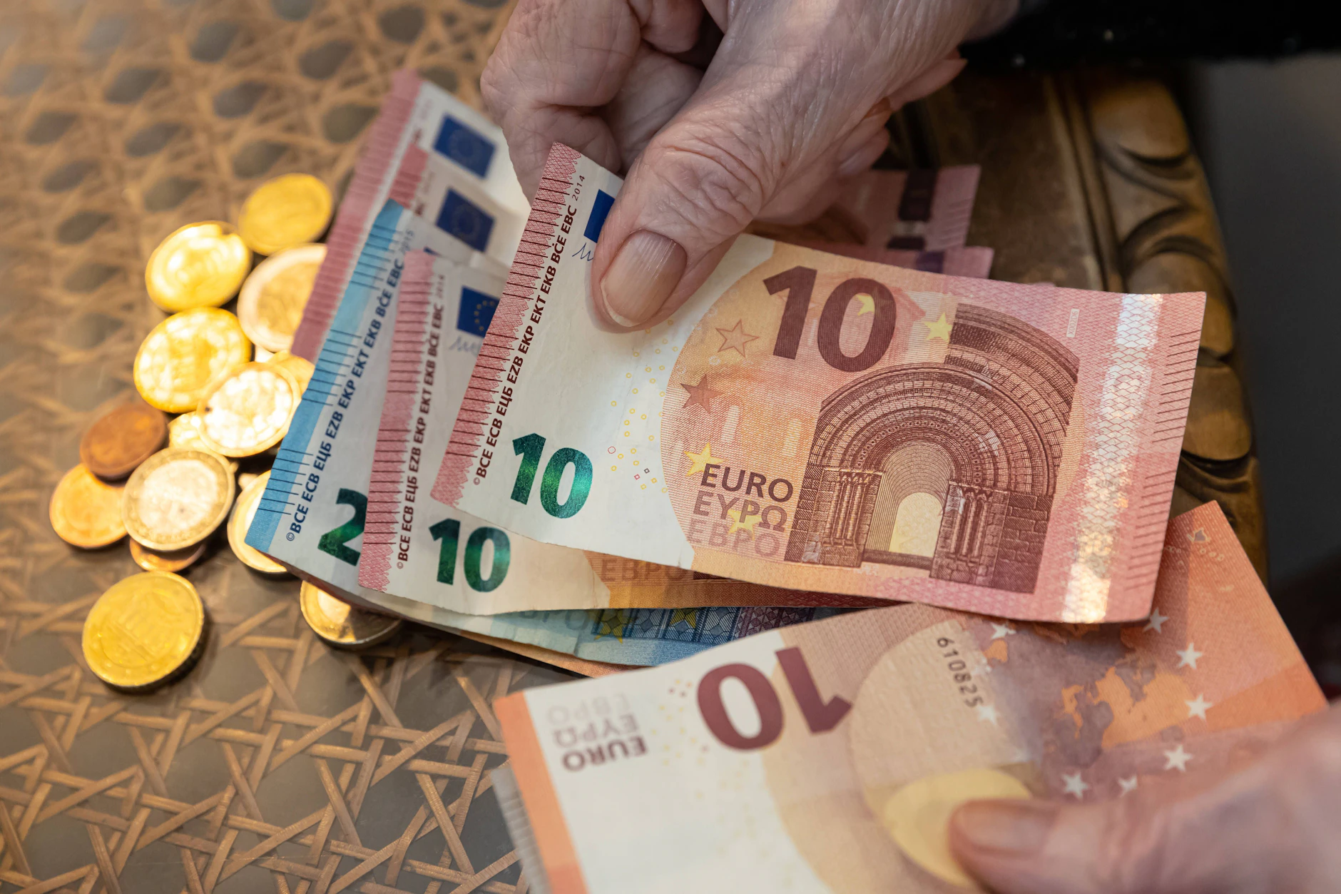 Viele Rentnerinnen und Rentner freuen sich über die Rentenerhöhung vom 1. Juli. Doch es ist Vorsichti geboten: Durch die Erhöhung kann es sein, dass plötzlich Steuern gezahlt werden müssen.