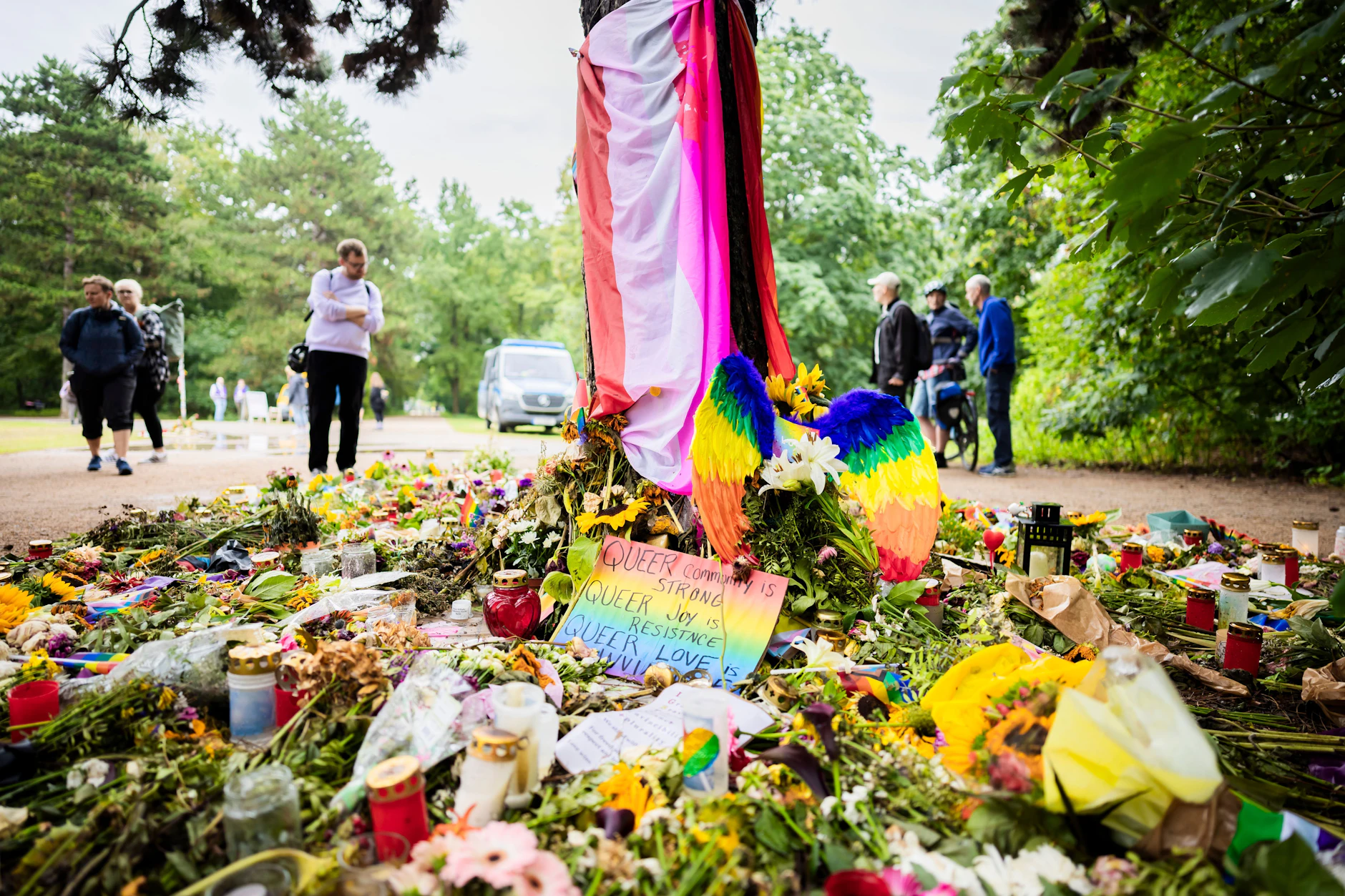 Blumen und Kerzen liegen am Ort des Angriffs im Tiergarten. Im Tiergarten war vor drei Wochen am Rande des CSD ein Mann in eine Menschenmenge gefahren.