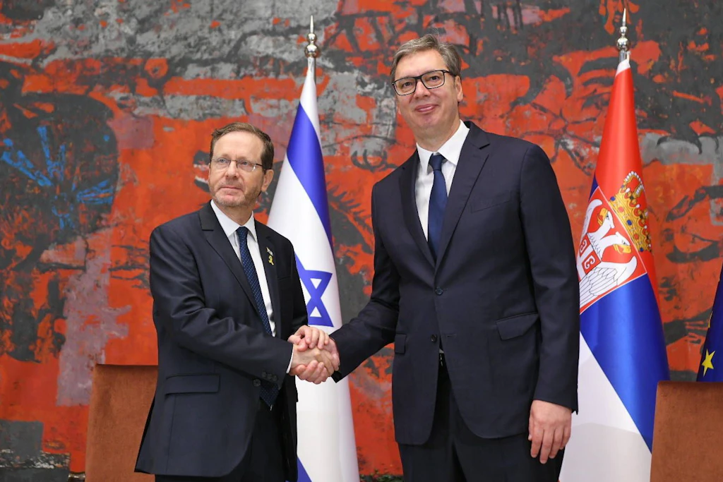 Israels Präsident Isaac Herzog und Serbiens Präsident Aleksandar Vucic bei einem Treffen in Belgrad.