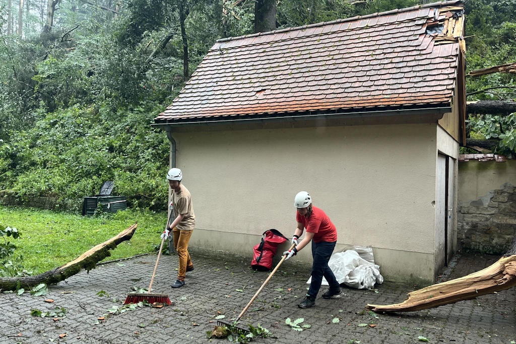 Auch das Dach einer Bergwacht-Station wurde beschädigt. Die Kameradinnen und Kameraden sind schon am Aufräumen.