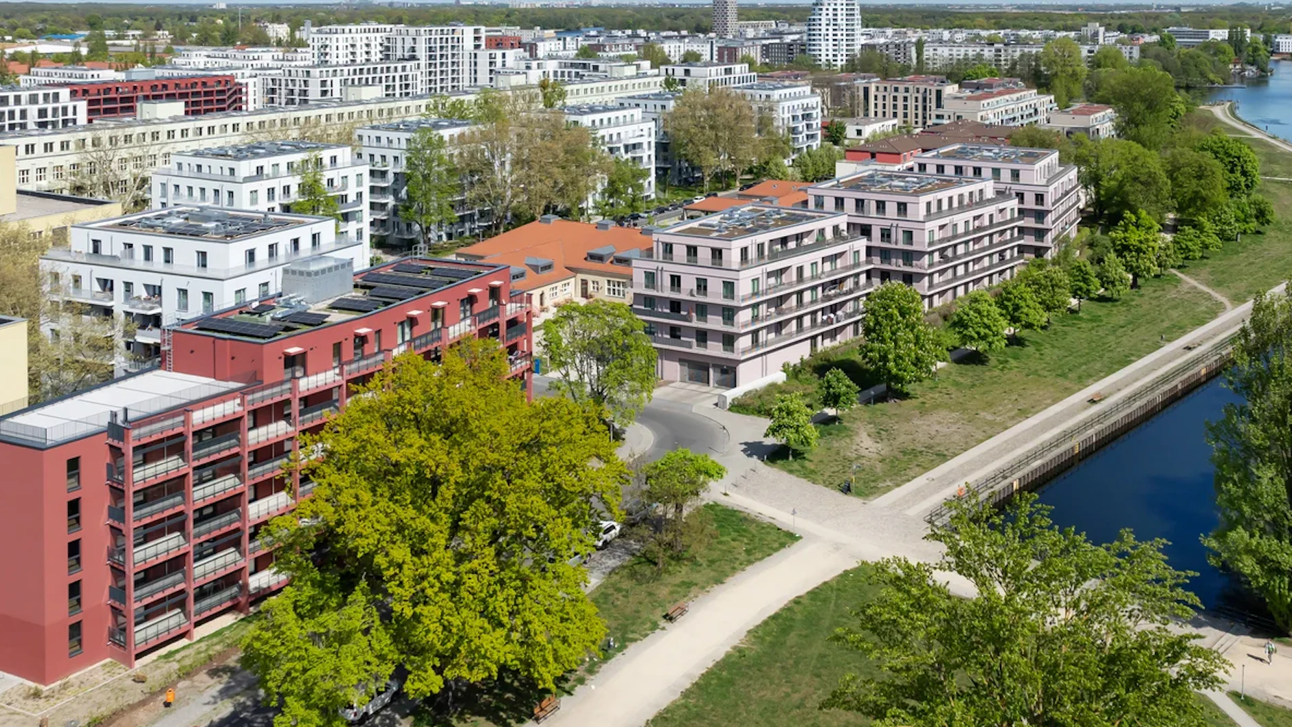 Eines der neuen roten Häuser der Howoge (Streitstraße 5)&nbsp; liegt direkt am Nordhafen in Spandau.