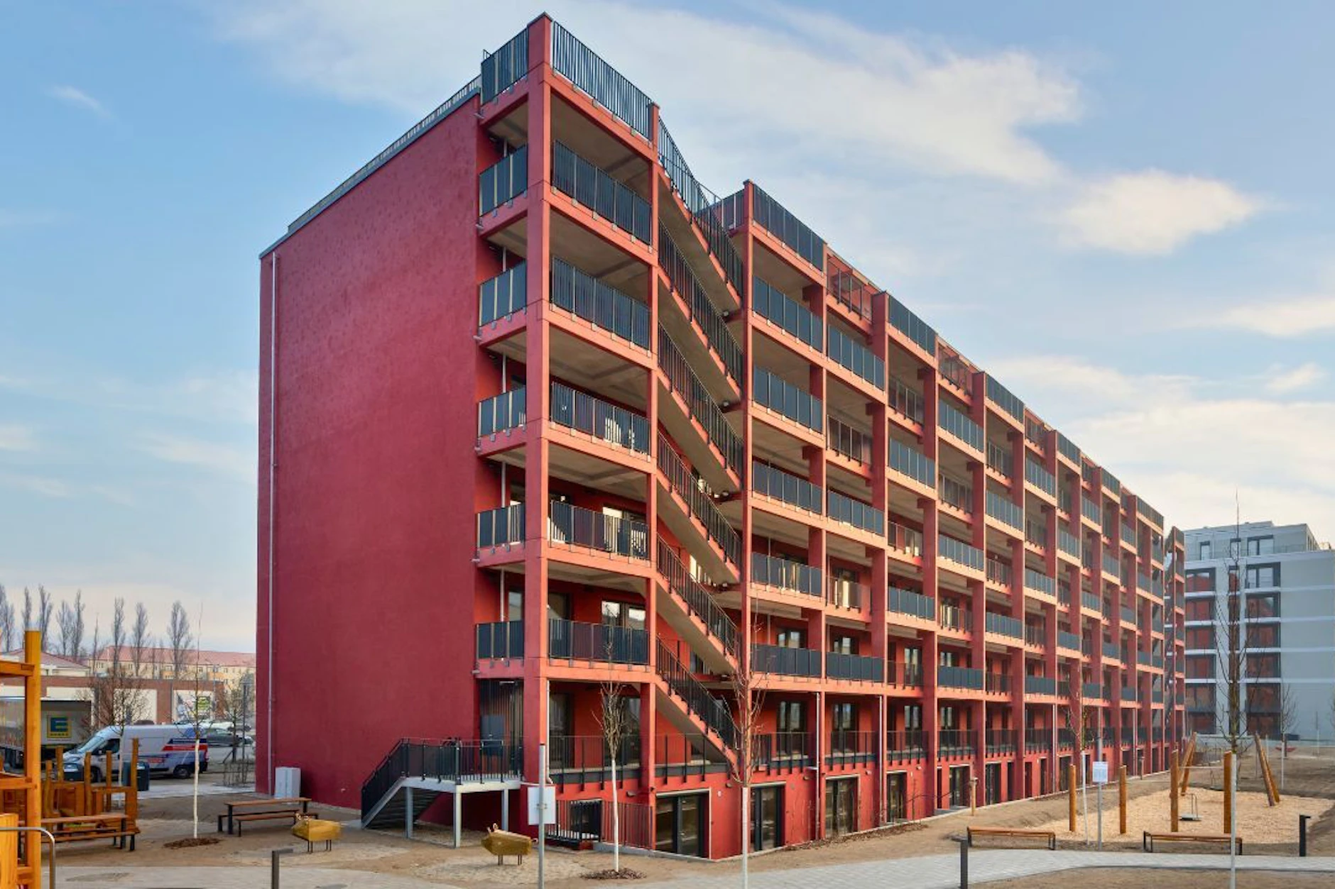 In roter Signalfarbe: So sehen die neuen Häuser der Howoge in der Marius-Carpentier-Straße in Berlin-Spandau aus.