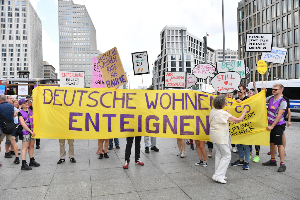 Berlin 2026: „Deutsche Wohnen Enteignen“ steht auf einem&nbsp;Plakat während einer Demonstration gegen hohe Mieten.